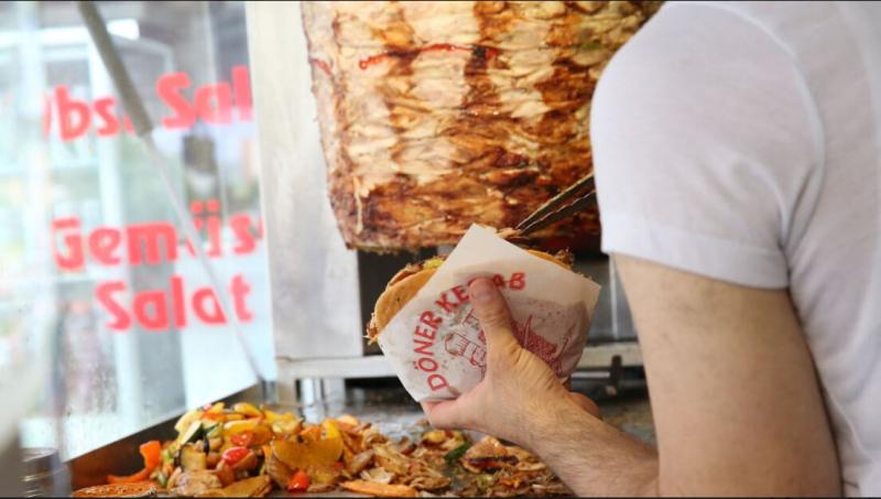 Kupi kebab, zagrizi propagando: Kako Nemčija na bizaren način išče rekrute