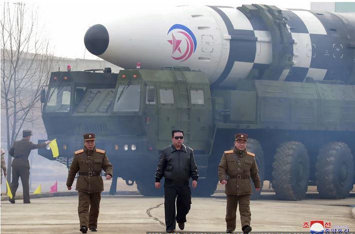 Zaskrbljujoče novice iz Seula: Izstrelili so »pošastno« raketo, se tudi Pjongjang pripravlja na jedrsko vojno?