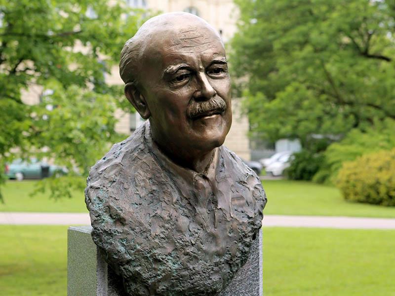 Na Trgu narodnih herojev ob stavbi DZ odkrili spomenik Francetu Bučarju