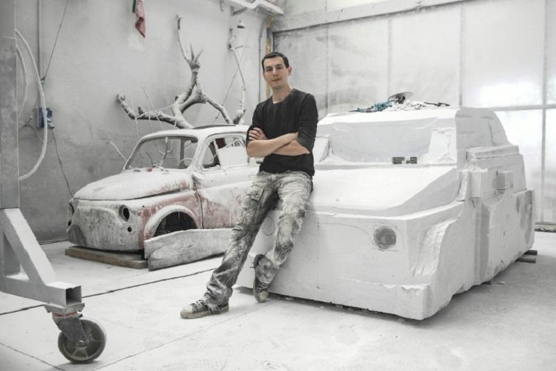 Mladi italijanski umetnik iz marmorja kleše Fiat 500