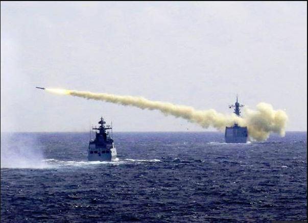 Nova grožnja? Kitajska predstavila dve vojaški ladji, oboroženi z »najsmrtonosnejšimi manevrirnimi raketami«
