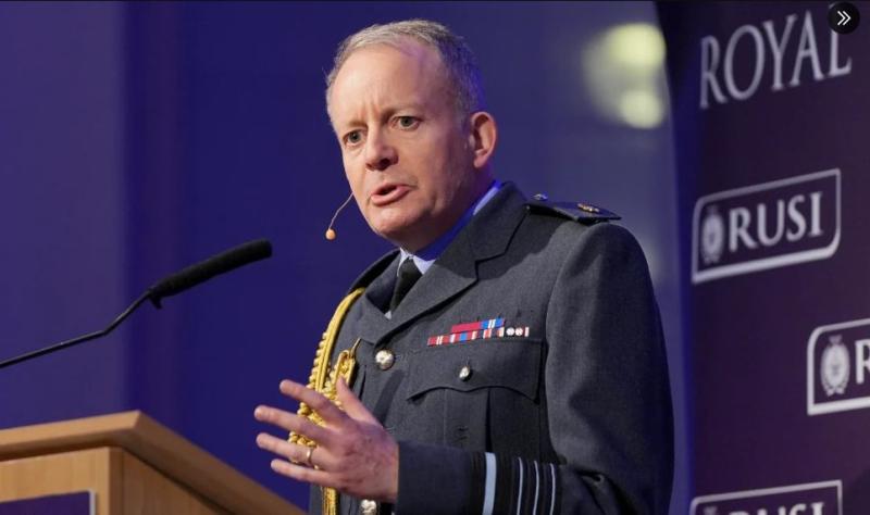 Šef obrambe: Britanci morajo biti pripravljeni žrtvovati „sinove in hčere“