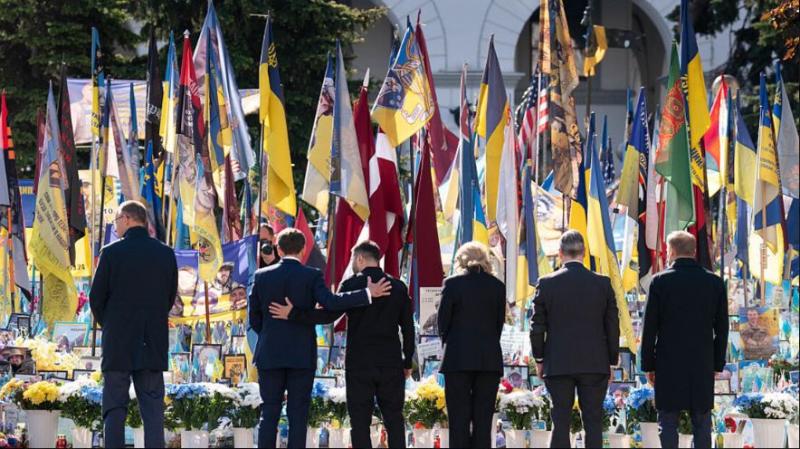 EU besni, medtem ko svobodni svet praznuje: Parada, ki je Macronu in Tusku obtičala v sapniku