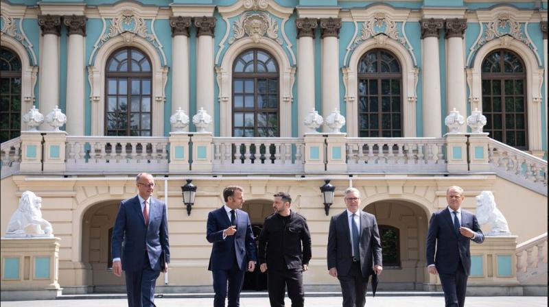 Vrh v Parizu: Mirovna misija ali priprava na vojno?