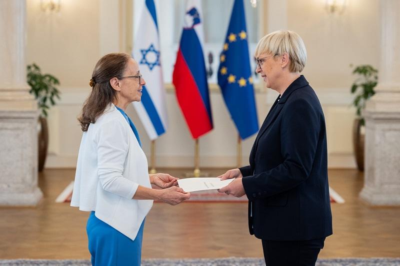 Izrael je genocidna, teroristična država, slovenska predsednica pa od njegove veleposlanice prejema – poverilna pisma!