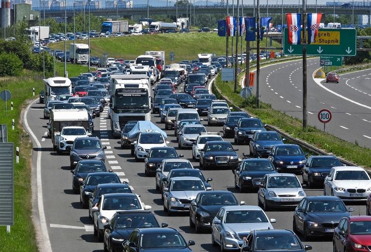 Hrvaška: Ogromne gneče proti morju, kilometri kolon na zagrebški obvoznici