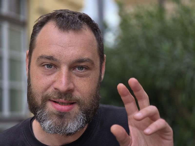 »Mi preprosto plavamo s tokom, brez lastnih stališč, slovenska vlada se premika po liniji najmanjšega odpora!«