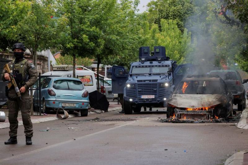 V Beogradu »mitingi«, srbska vojska pa znova proti Kosovu, kjer Kurtijeva policija Srbom vsiljuje albanske župane