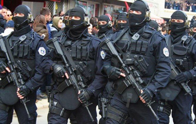 Vlada v Prištini ob podpori ZDA in EU znova s policijo in oklepniki nad »neposlušne« kosovske Srbe