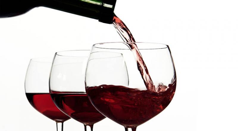 Povprečno Slovenci letno popijemo 43 litrov vina