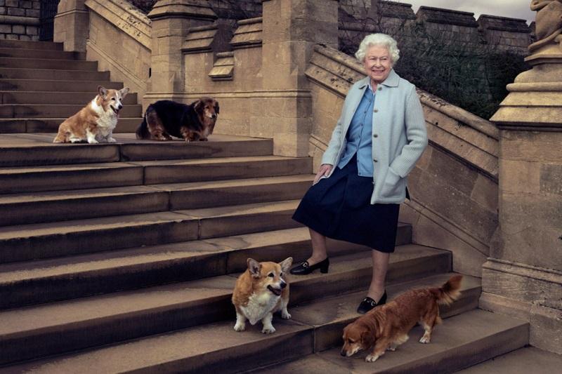 Elizabeta II. globoko užaloščena ob smrti svojega zadnjega korgija