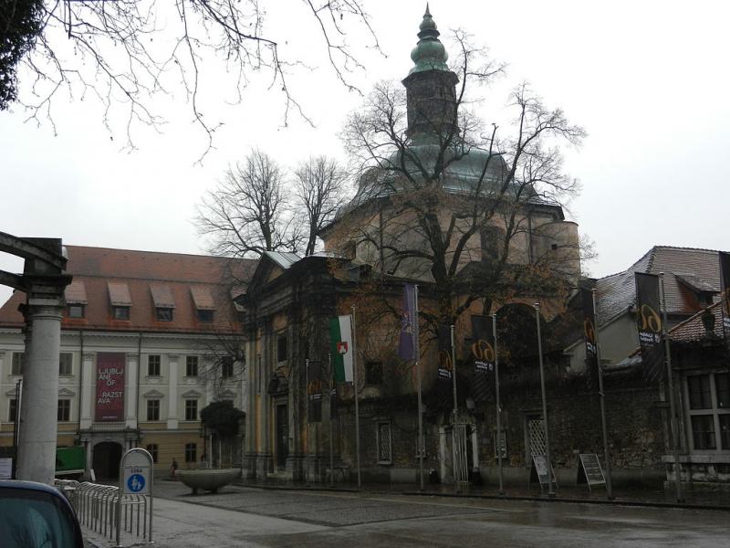 Upravno sodišče potrdilo odločitev, da križevniška cerkev pripada križnikom