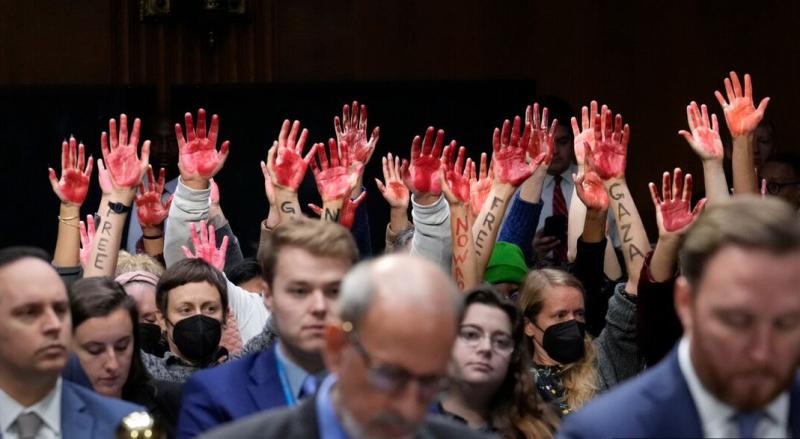 Krvave roke in Antony Blinken: Protest proti vojni v ameriškem Kongresu (VIDEO)