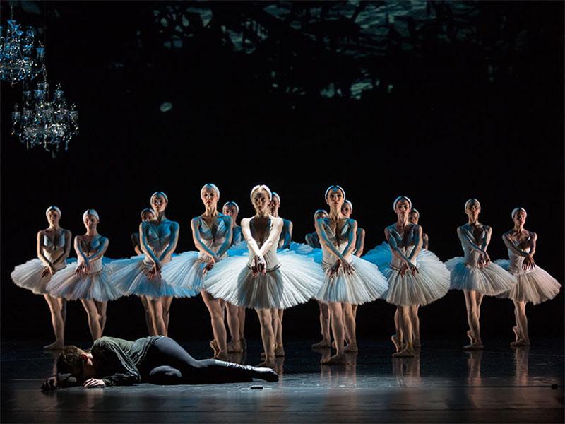 V najdaljšo noč v letu tudi z gledališkimi predstavami