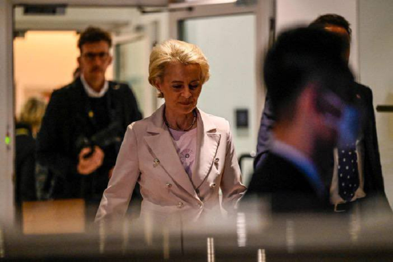 Popoln polom von der Leynove na Kitajskem: Dobila le »oglodane kosti«, Peking zapustila skozi potniški terminal