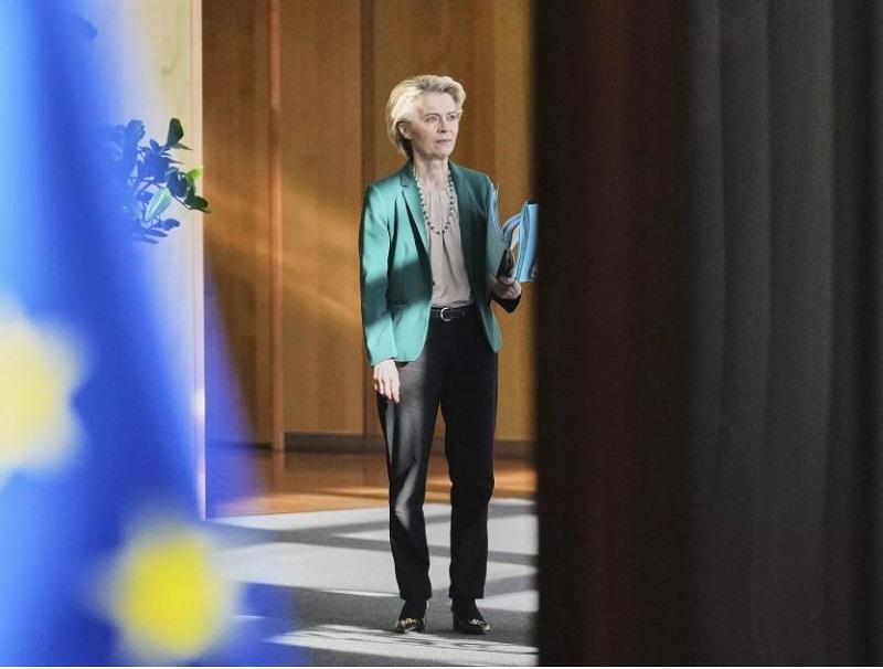 Predsednica EK obtožila Putina in Rusijo, da stojita za poskusom izglasovanja nezaupnice njeni Evropski komisiji