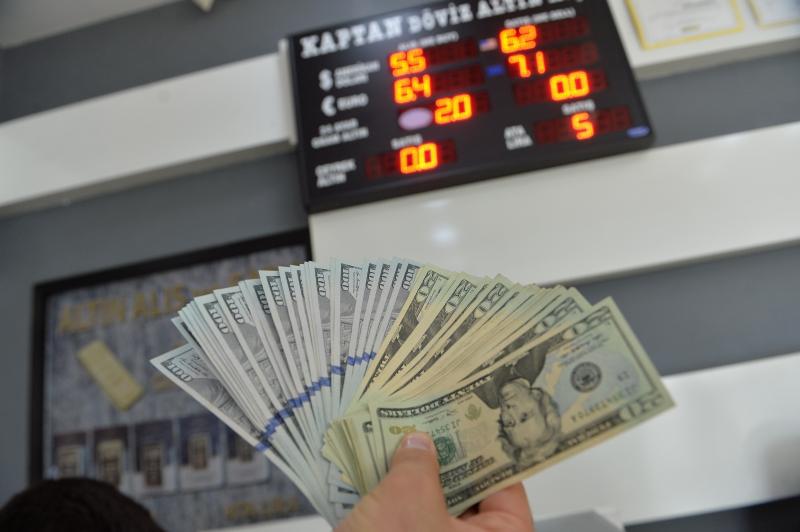 Padec lire zrušil tudi vrednosti pesa in randa