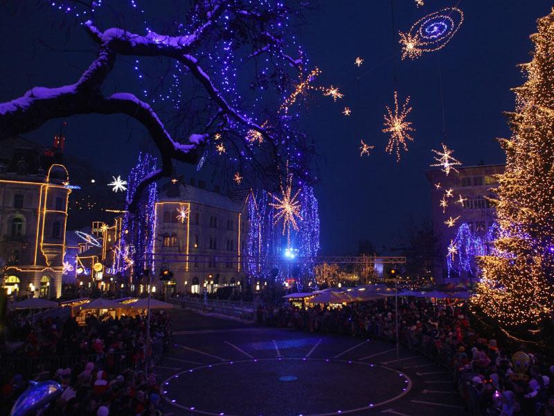 Po več slovenskih mestih s prižigom luči v veseli december
