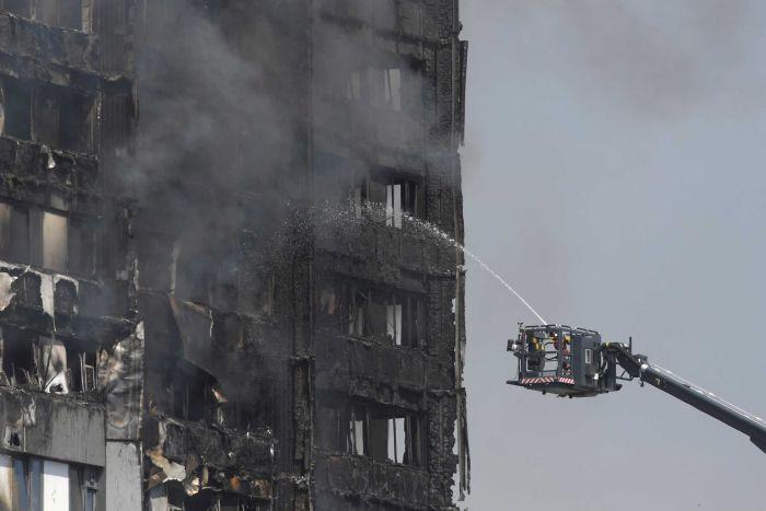 Požaru v Londonu zahteval najmanj 58 smrtnih žrtev