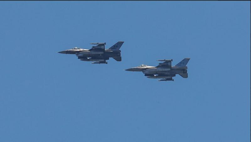 Kratek zračni spopad: »Kazanje mišic« ameriških in kitajskih lovskih letal nad Rumenim morjem