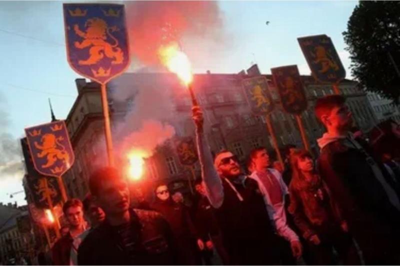 Takim izrodkom se klanjajo slovenski politiki: V Lvovu so privrženci Bandere priredili procesijo z baklami