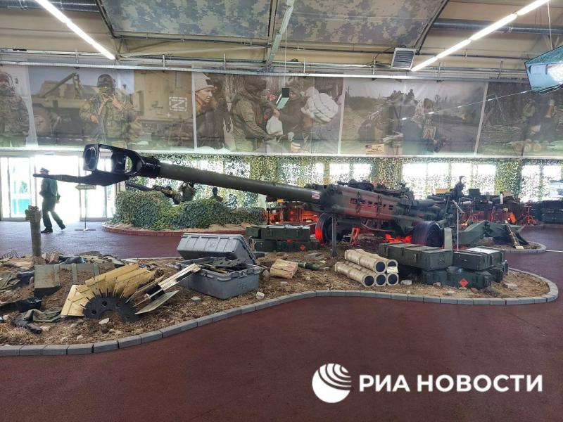 V Moskvi razstava orožja, na ogled tudi zaplenjene ameriške havbice, Putin ostro proti zahodnim »parazitom«