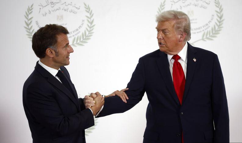 Trump nad Macrona: Kako je predsednik Francije končal v jeklenem primežu (VIDEO)
