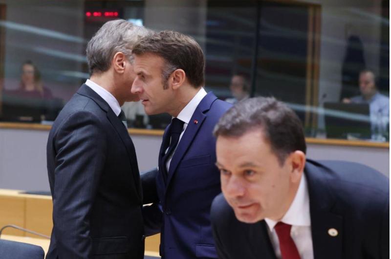 Francosko-nemški dvojec bremenijo številne krize, ki vodijo v obdobje političnega kaosa
