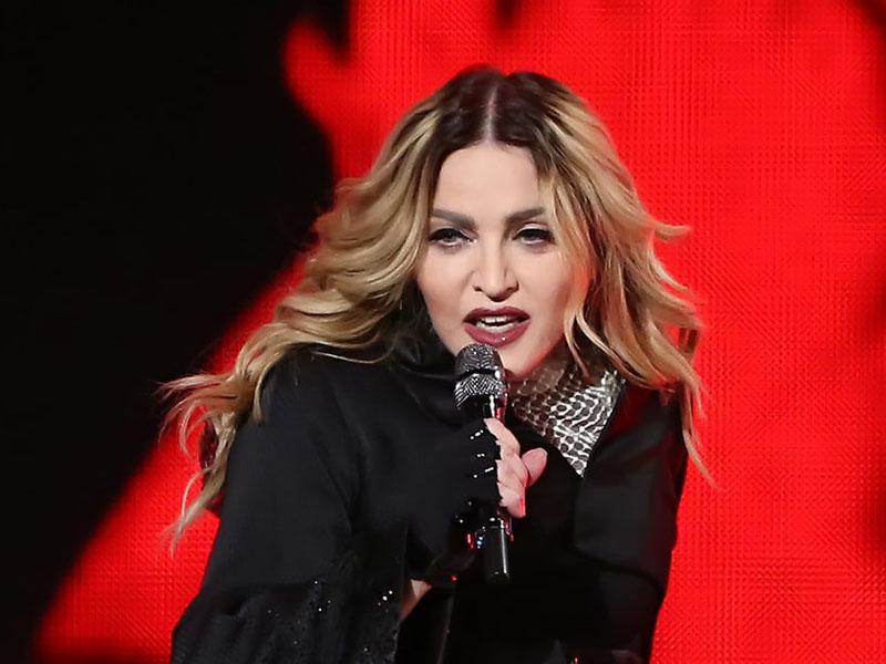 Madonna obljublja oralne spolne odnose vsem, ki bodo volili Clintonovo