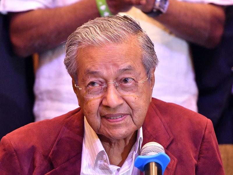 Na volitvah v Maleziji z zmago presenetil 92-letni Mahatir