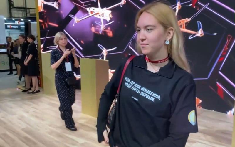 Gneča v Sankt Peterburgu: Vsi hočejo majico s Putinovim citatom (VIDEO)