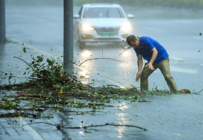 Tajfun Mangkhut pustošil po jugovzhodni Aziji, orkan Florence jugovzhodu ZDA prinesel poplave