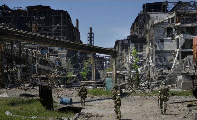 Zahod čez noč pozabil na Mariupol: V »ukrajinskem Stalingradu« se gradi, pekarne in javni prevoz delujejo