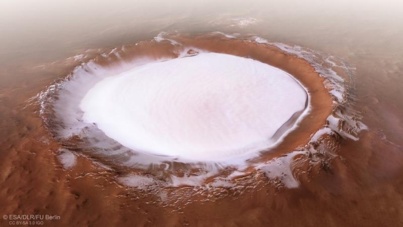 Božična pravljična idila – toda ne na Zemlji. ESA objavila čudovite slike ledenega kraterja na Marsu! 