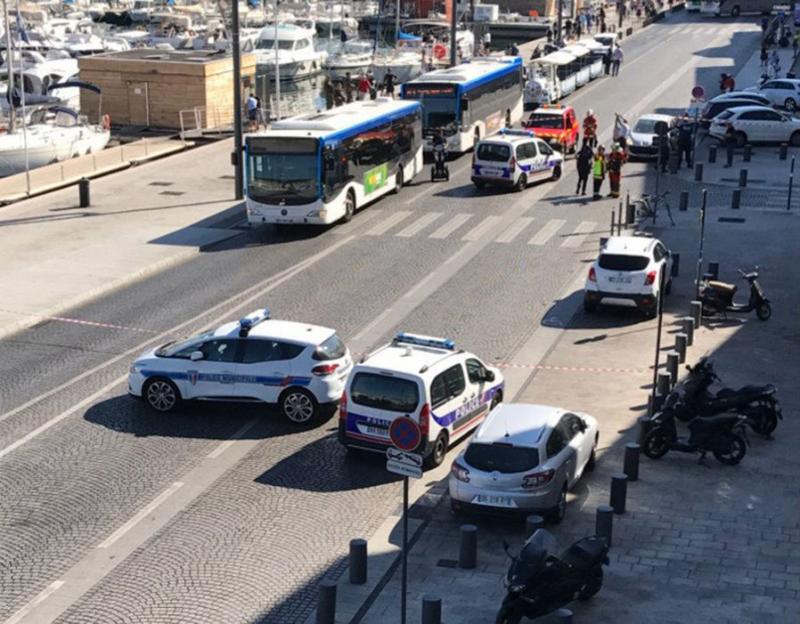Po trčenju avtomobila v avtobusno postajo v Marseillu en mrtev
