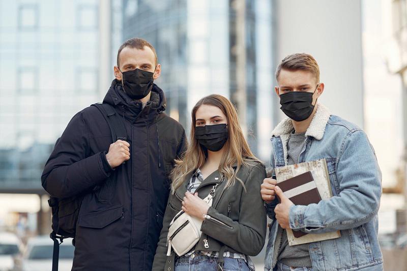 Zakaj je Janševa vlada spremenila odlok o nošenju mask zunaj in zakaj ga nikoli ne bi smela sprejeti?