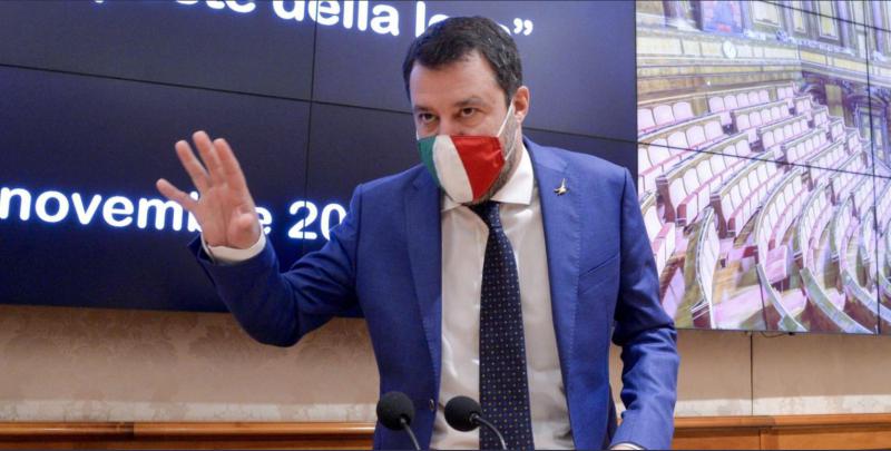 Najbolj prodajana knjiga v Italiji vsebuje samo prazne strani, a bralci so navdušeni: »Težko branje, vendar se splača«