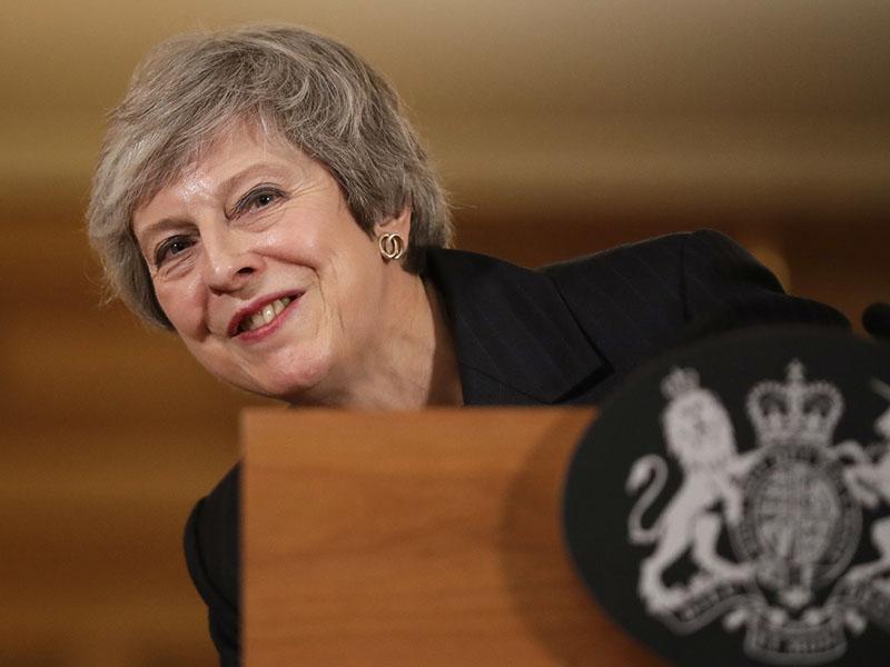 »Ta ženska mora oditi«: Theresa May na udaru kritik po objavi spornega predloga sporazuma z EU