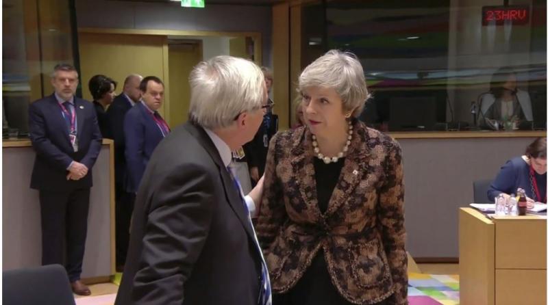 Besedni dvoboj. Juncker: »Kaj sploh hočete?! Nebulozni ste!« Mayeva: »Kaj ste mi rekli?«