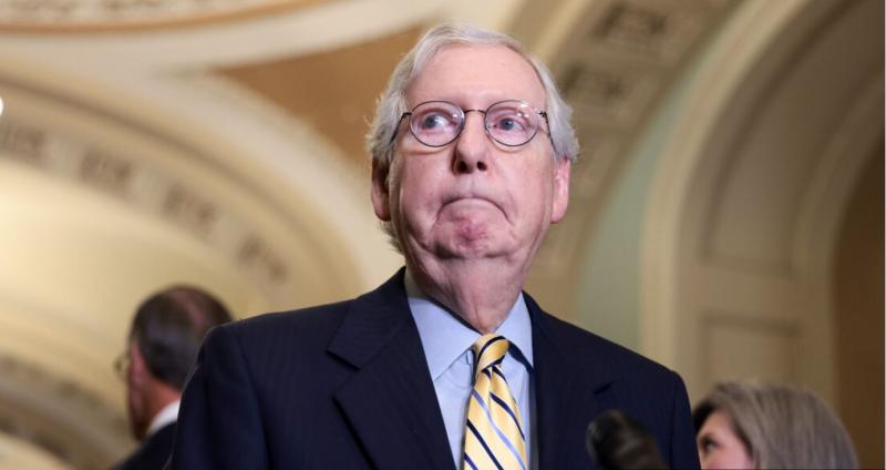 Tudi republikanci imajo svojega »Bidna«: Ameriški senator spet »zmrznil« med javnim nastopom
