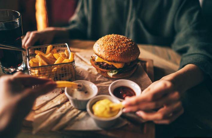 McDonald's se je umaknil iz BiH, ker je direktor kupil Bentleyja na račun podjetja