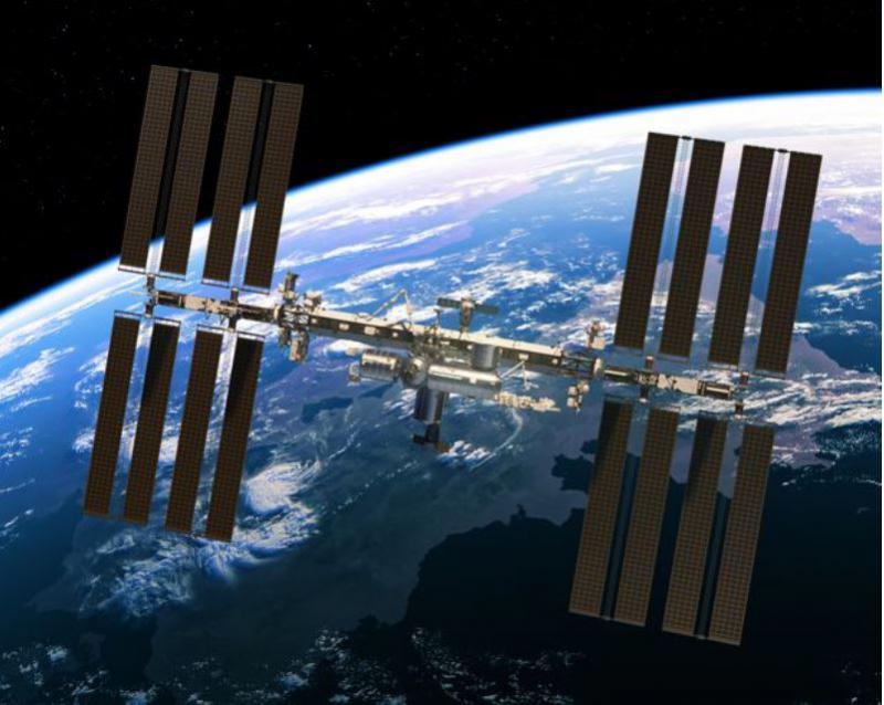 Astronavti zaradi ruske sestrelitve satelita v kritju pred razbitinami, Kremelj opozorjen na »peklensko odškodnino«