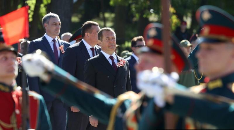 Medvedjev: NATO postaja enak poraženim silam osi, Rusija je pripravljena na spopad, cena za človeštvo bo veliko višja