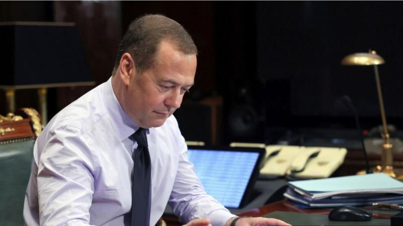 Medvedjev o Zelenskem: Nesmiselno se je pogovarjati razumno z mamilaši