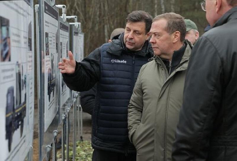 Medvedjev predlaga obrambo pred brezpilotnimi letali z laserskim orožjem