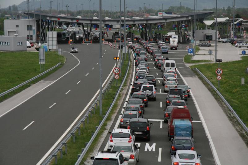 Hrvaška začasno prekinja poostrene nadzore vseh potnikov na meji s Slovenijo in Madžarsko