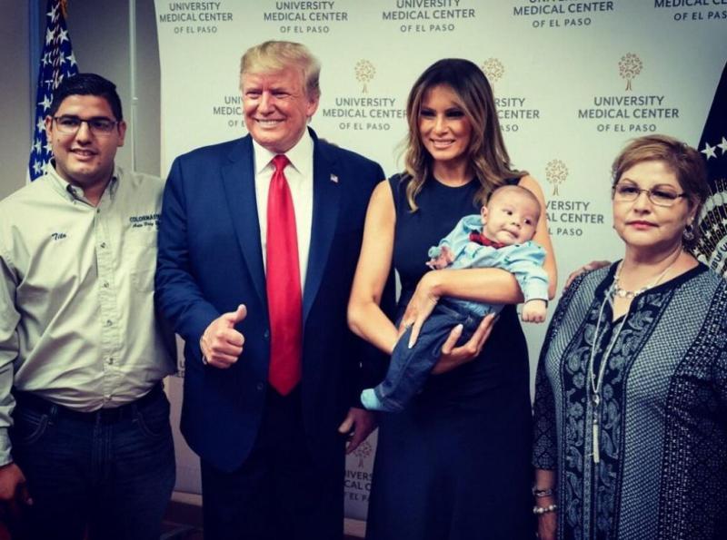 Novo moralno dno zakoncev Trump: Melania v rokah držala siroto, katere starše je pokončalo sovraštvo njenega soproga