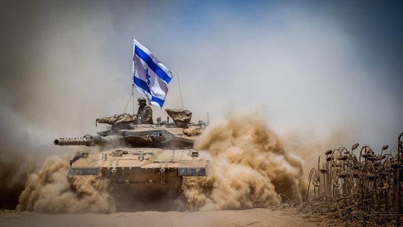 Človek proti tanku: Poglejte, kako izraelska Merkava eksplodira, ko jo minira palestinski borec