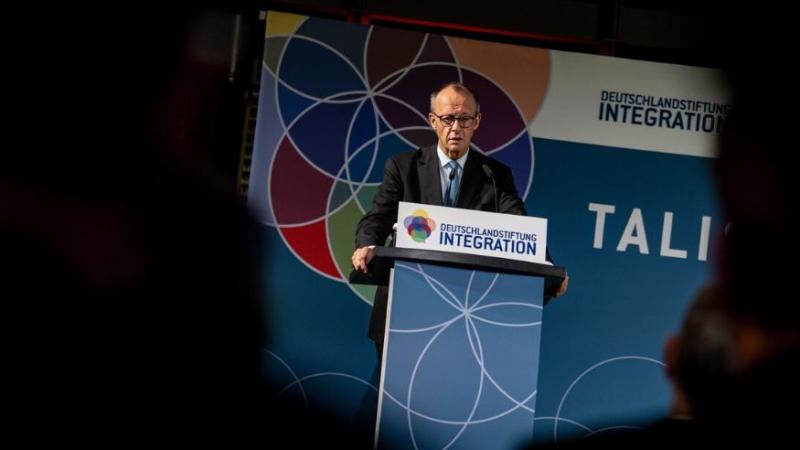 Kjerkoli se pojavi, Merz ustvari škandal: »Je nacist in Hitlerjev hlapec!«