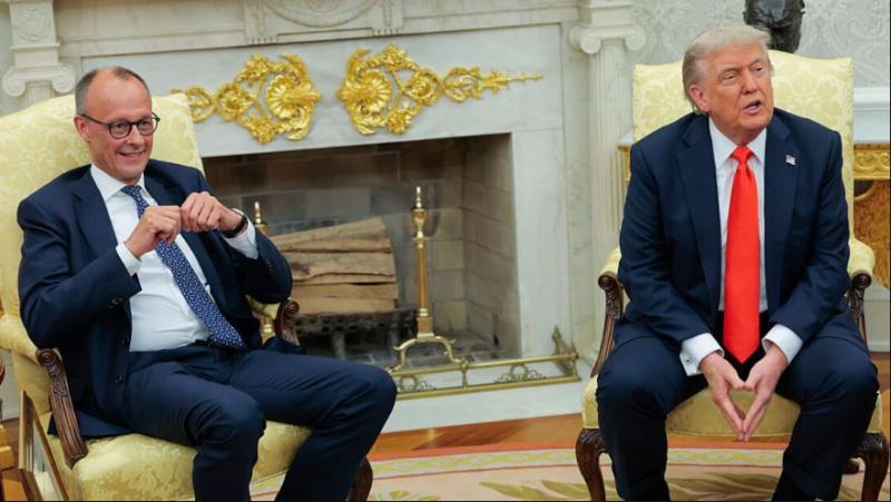 Kako je Merz preživel snidenje s Trumpom: Molči, laskaj in se veseli osvoboditvi od nacistov, a če že omenjaš dedka ...